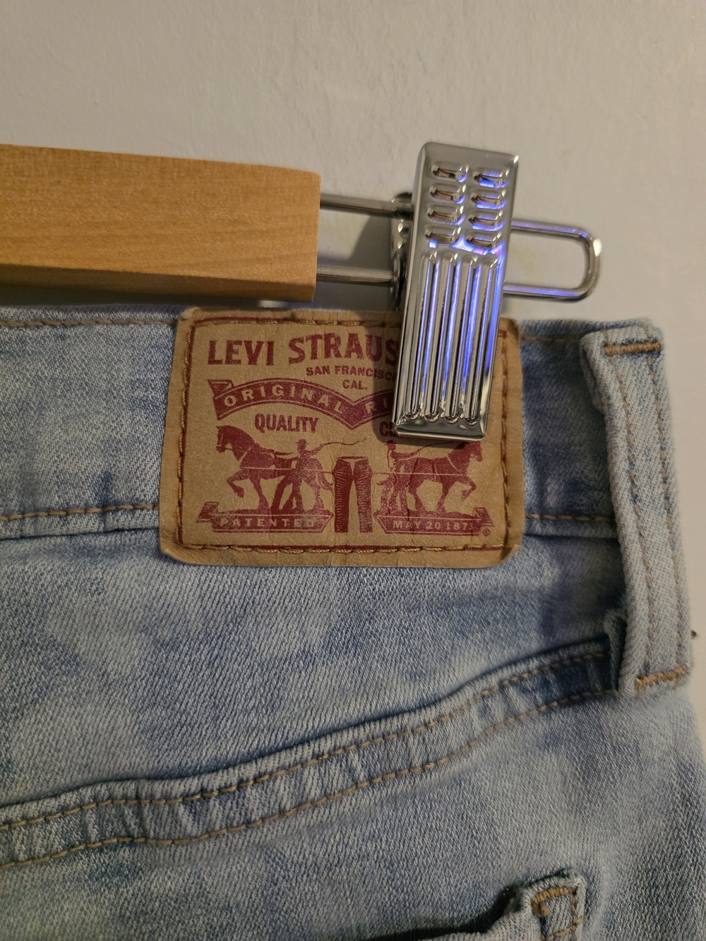 Levi’s W26 Light Wash Denim Shorts Mid Rise Cuffed Casual - Picture 7 of 13